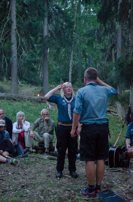 AAsa utnaemns av Peter till TG-ledare och faar sina insigner (halsduken, paerlorna och trekloevern)